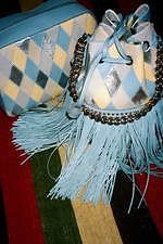 J&M デヴィッドソンのおすすめクリスマスギフト、淡いパッチワーク柄バッグ＆スタッズ付き財布｜写真44