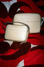 J&M デヴィッドソンのおすすめクリスマスギフト、淡いパッチワーク柄バッグ＆スタッズ付き財布｜写真48