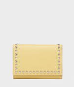 J&M デヴィッドソンのおすすめクリスマスギフト、淡いパッチワーク柄バッグ＆スタッズ付き財布｜写真24