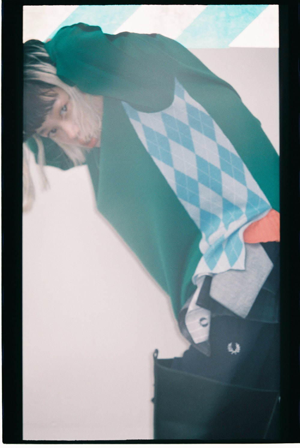 フレッドペリー × アカネ ウツノミヤ、“異素材カラーブロック”のポロシャツなど｜写真3