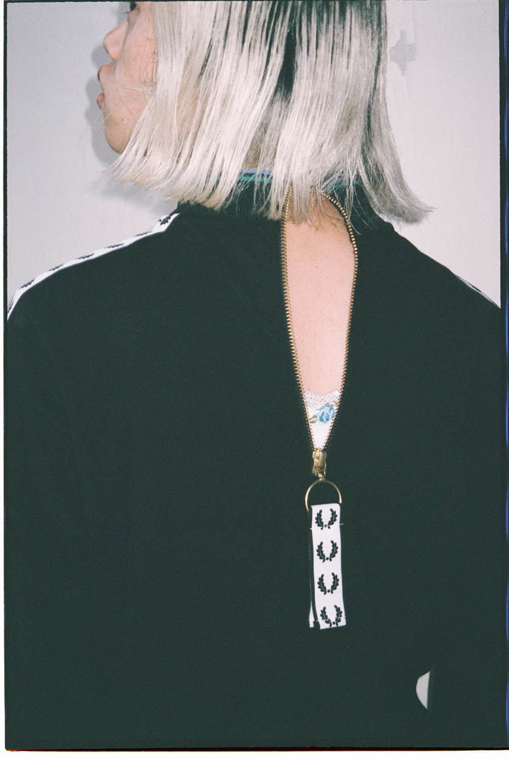 フレッドペリー × アカネ ウツノミヤ、“異素材カラーブロック”のポロシャツなど｜写真2