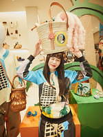 ロエベから“ヤシの木”や“リゾート風景”柄のバッグ＆ウェア、米芸術家ケン・プライスとコラボ｜写真15