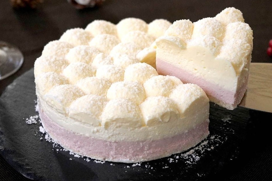 チーズケーキ専門店「フォルマ」限定ふわふわ“雪山”レアチーズケーキ、苺とマスカルポーネを合わせて