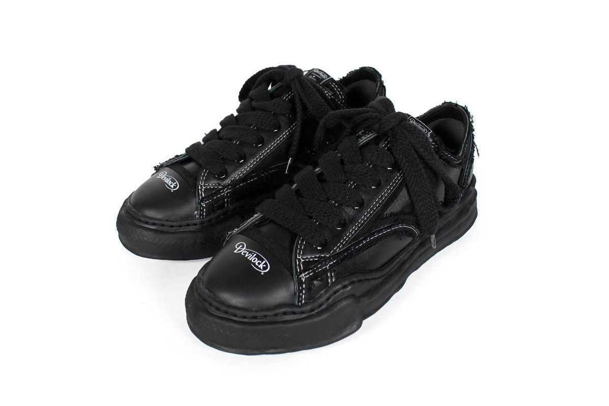 メゾン ミハラヤスヒロ×デビロックのシューズ、破れたキャンバスからレザーが覗くレイヤー構造