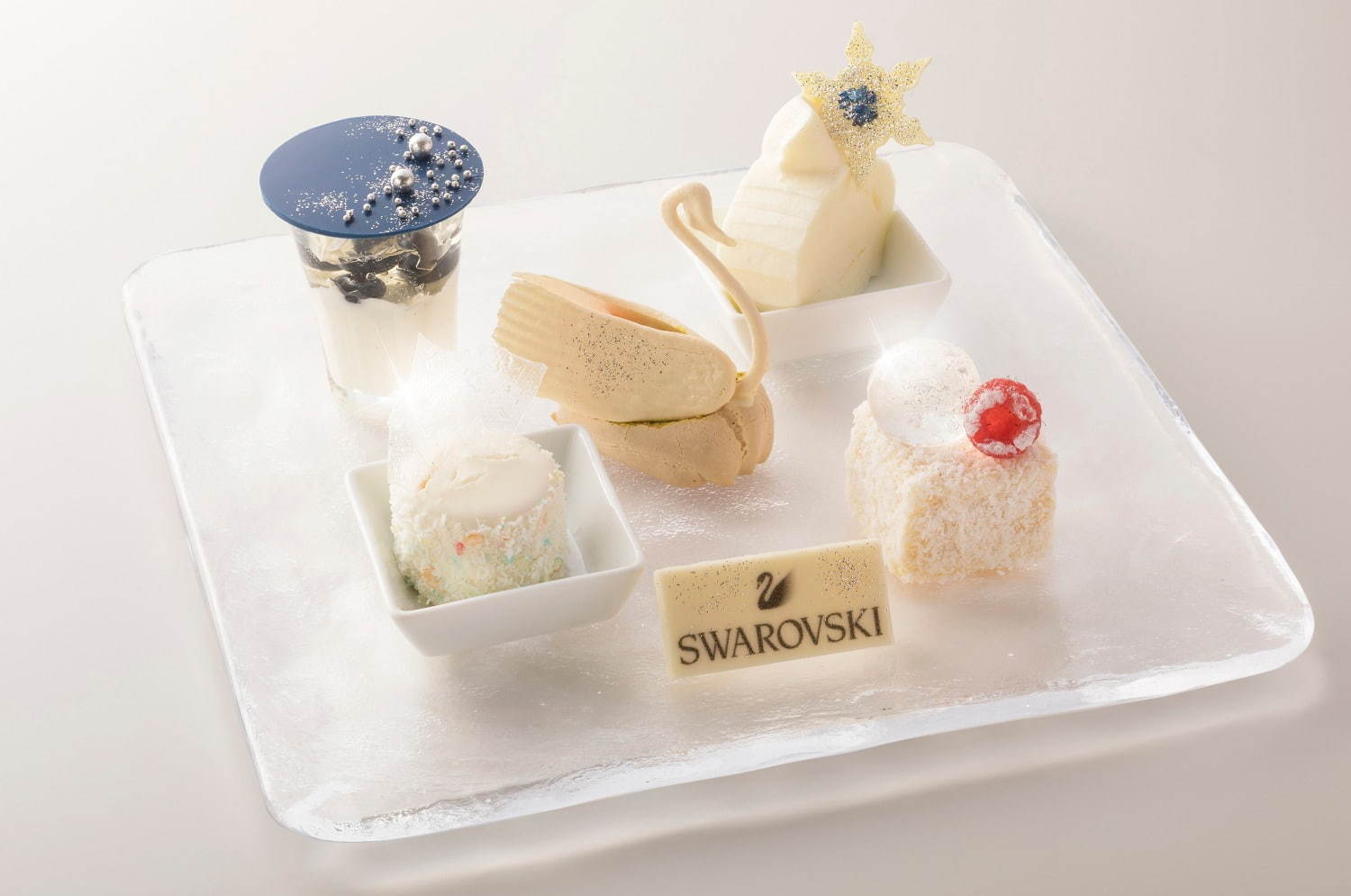 スワロフスキーのコラボアフタヌーンティー、スイスホテル南海大阪で - スワンシュークリームやケーキ等 | 写真
