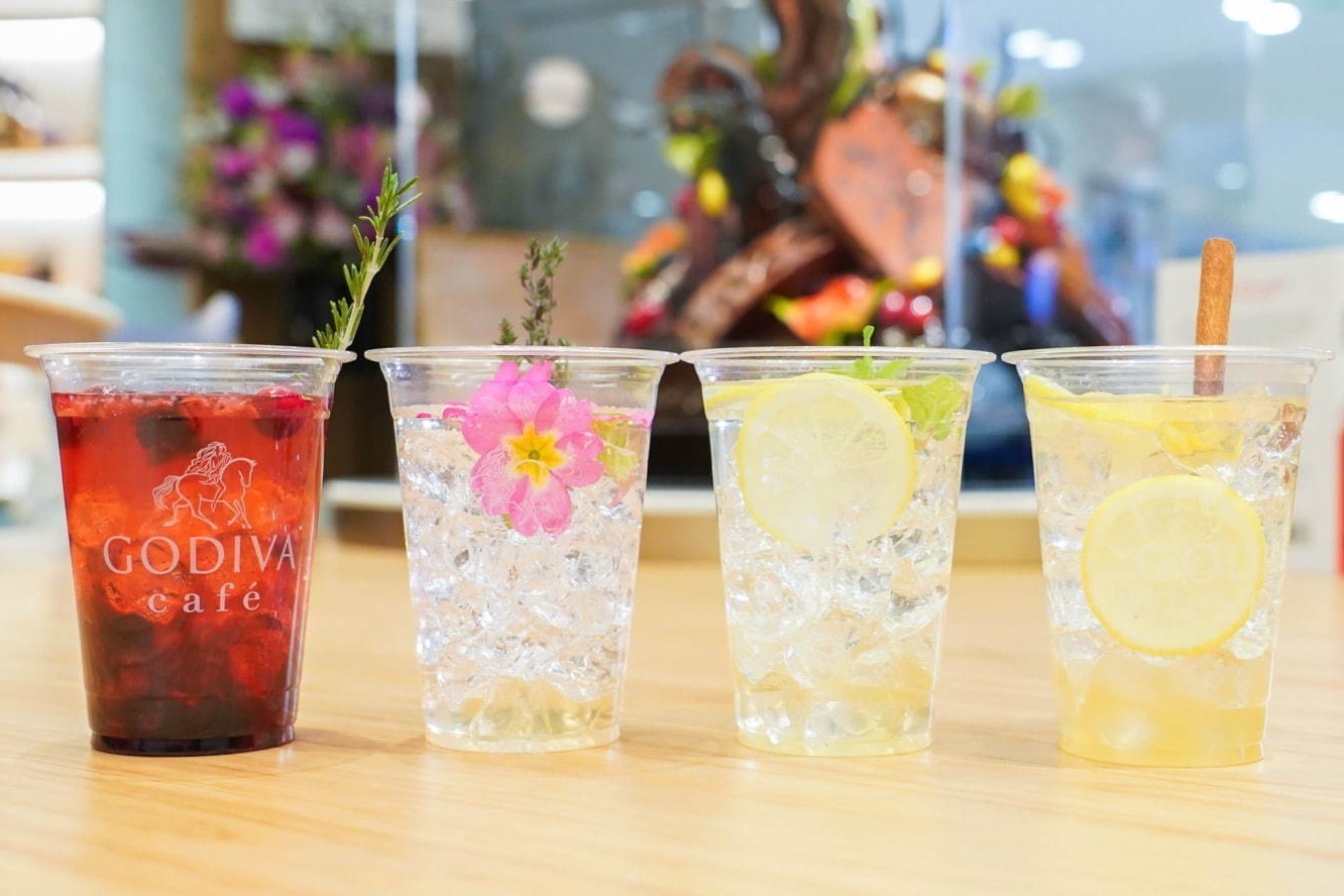 日本初「ゴディバ カフェ」が東京駅にオープン、こだわりチョコドリンク＆カラフル食事メニュー