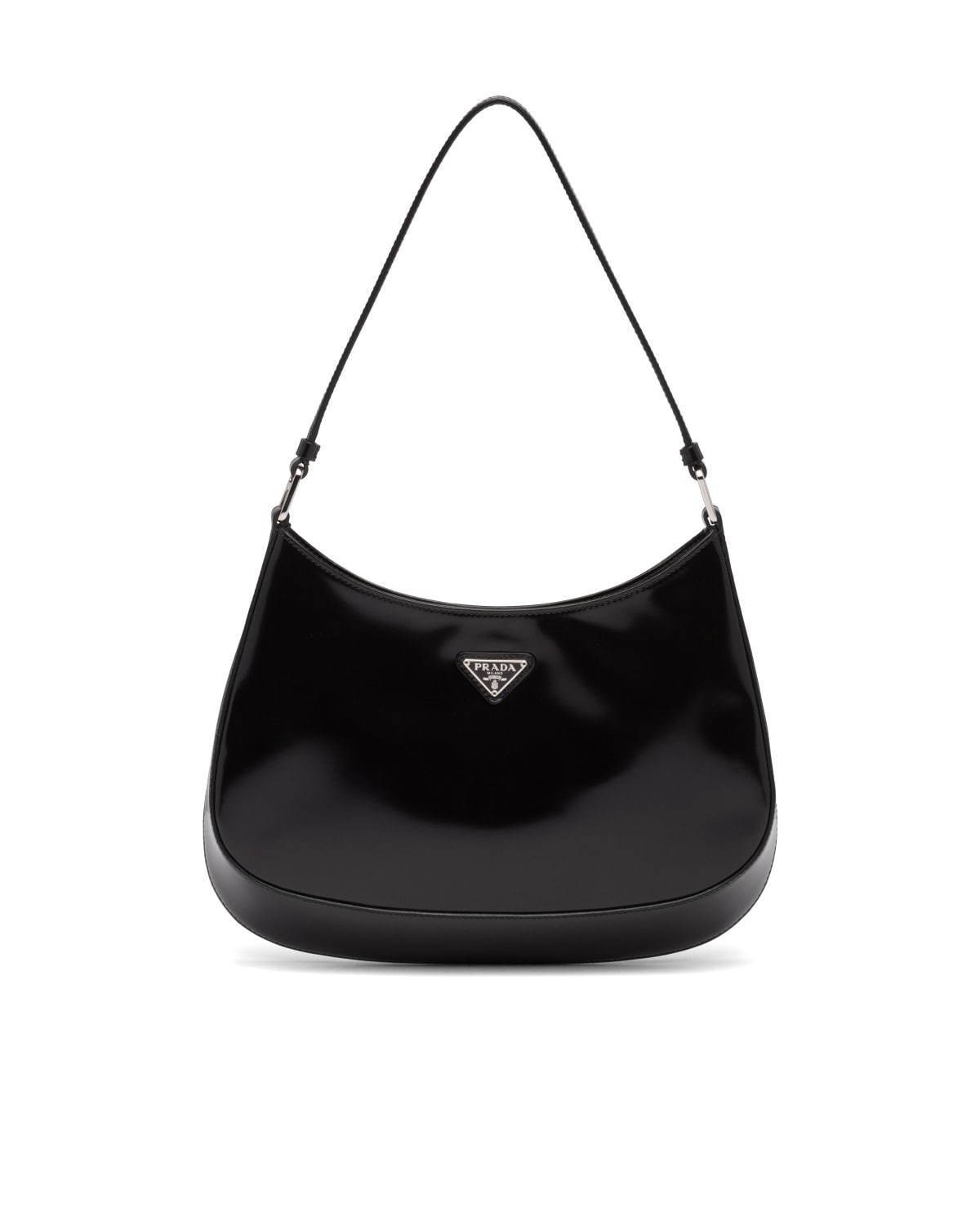 プラダの新作バッグ「プラダ クレオ」優雅なカーブを描くエナメルレザーのハンドバッグ - ファッションプレス