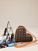 ルイ・ヴィトン、“トランプカード”着想のポップなモノグラム・モチーフ＆ハート型バッグなど発売｜写真21