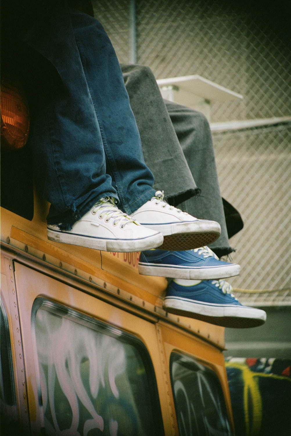VANSの新スニーカー"テニスボール風"差し色＆マルチカラーの靴紐、NY発スケートメディアとコラボ｜写真4