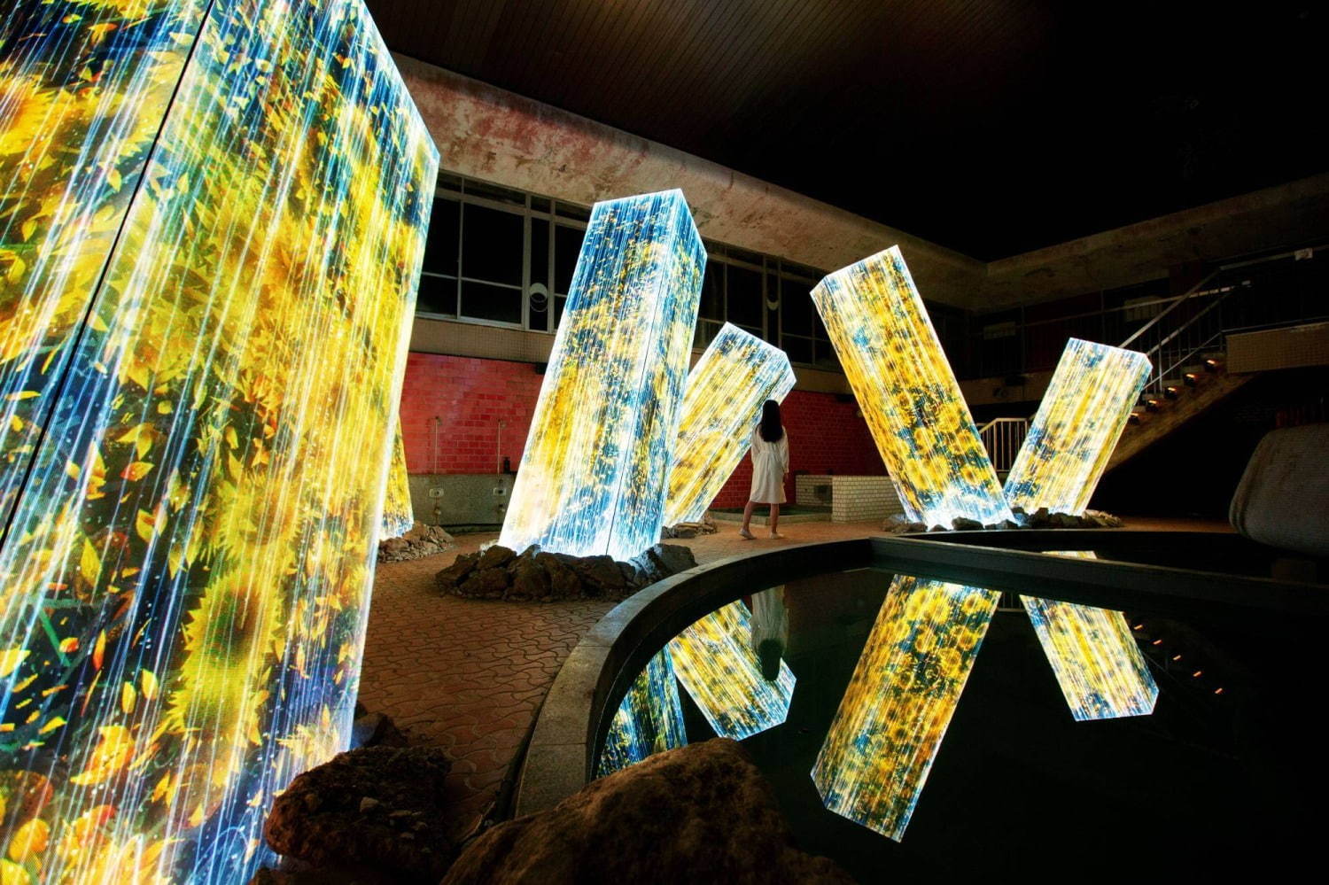 廃墟の湯屋にあるメガリス / Megaliths in the Bath House Ruins 
teamLab, 2019, Interactive Digital Installation