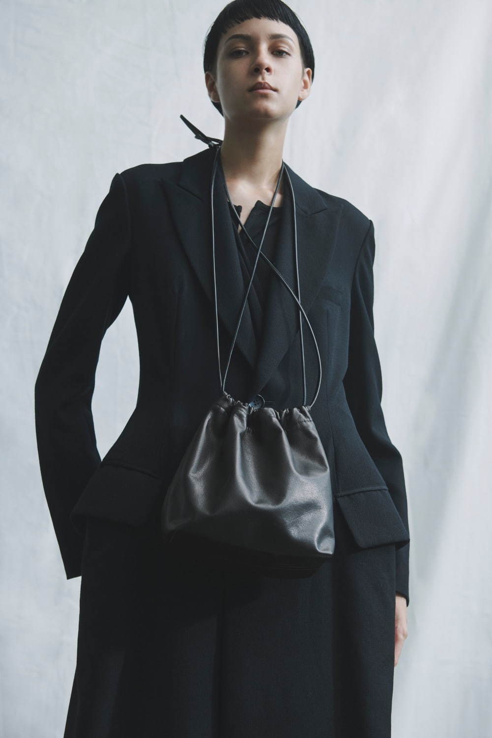 ディスコード ヨウジヤマモト ブラックレザーの巾着ショルダーバッグや口金財布、渋谷パルコ限定で | 写真