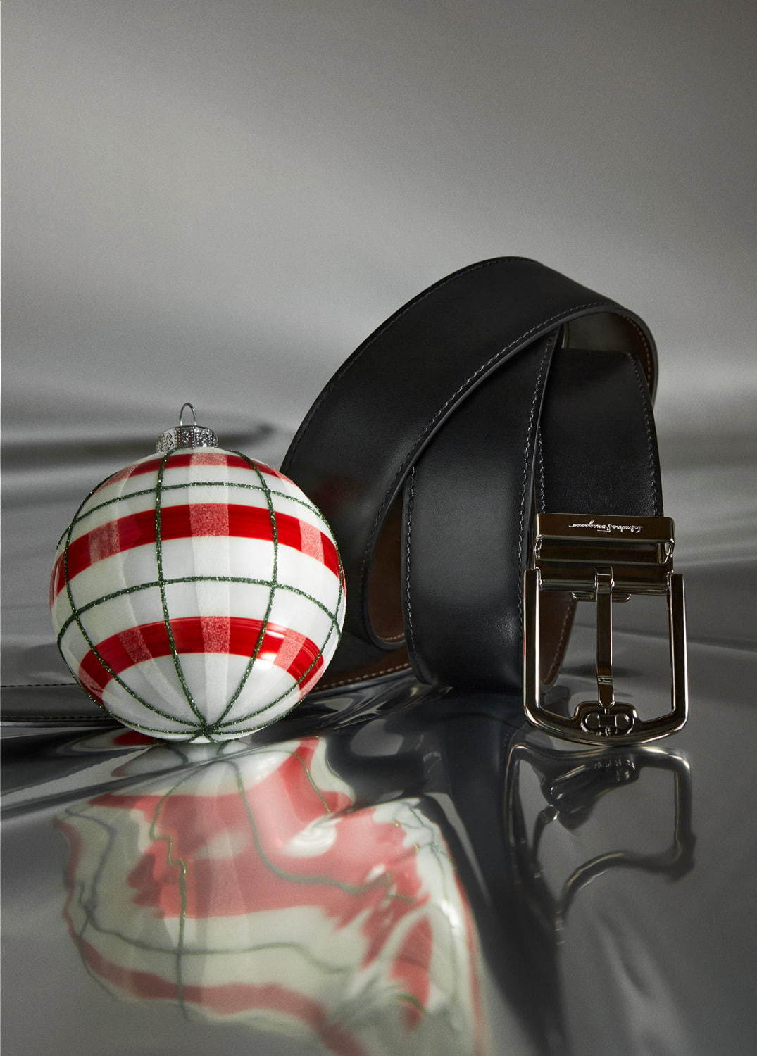 サルヴァトーレ フェラガモのクリスマスに向けた新作、バイカラーのパンプスやゴールド煌めくバッグ｜写真13