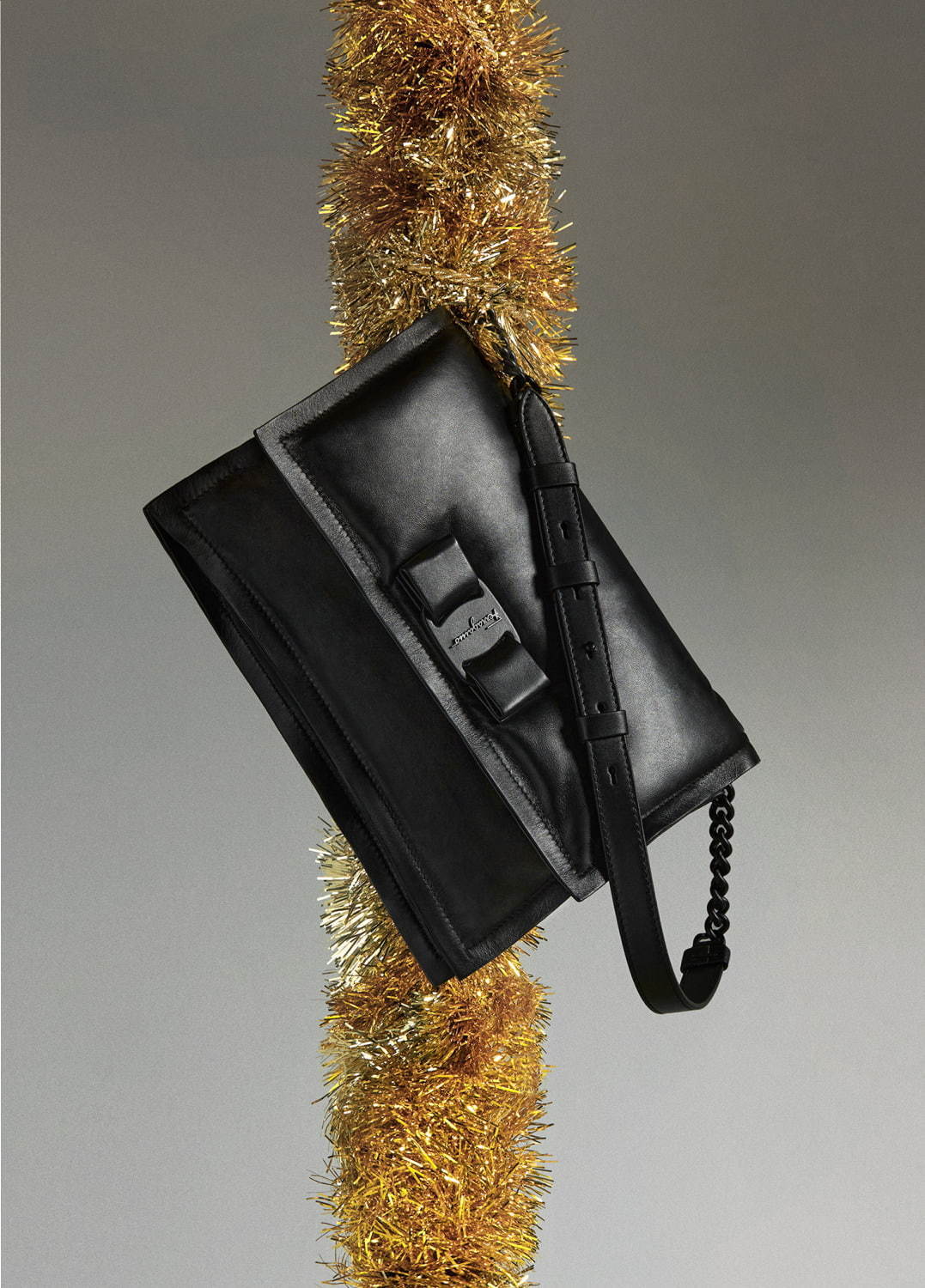 サルヴァトーレ フェラガモのクリスマスに向けた新作、バイカラーのパンプスやゴールド煌めくバッグ｜写真14