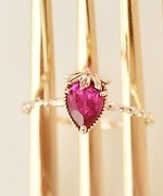 Q-pot.から“艶めく苺”のご褒美ジュエリー、華奢なネックレスやリングが登場｜写真1