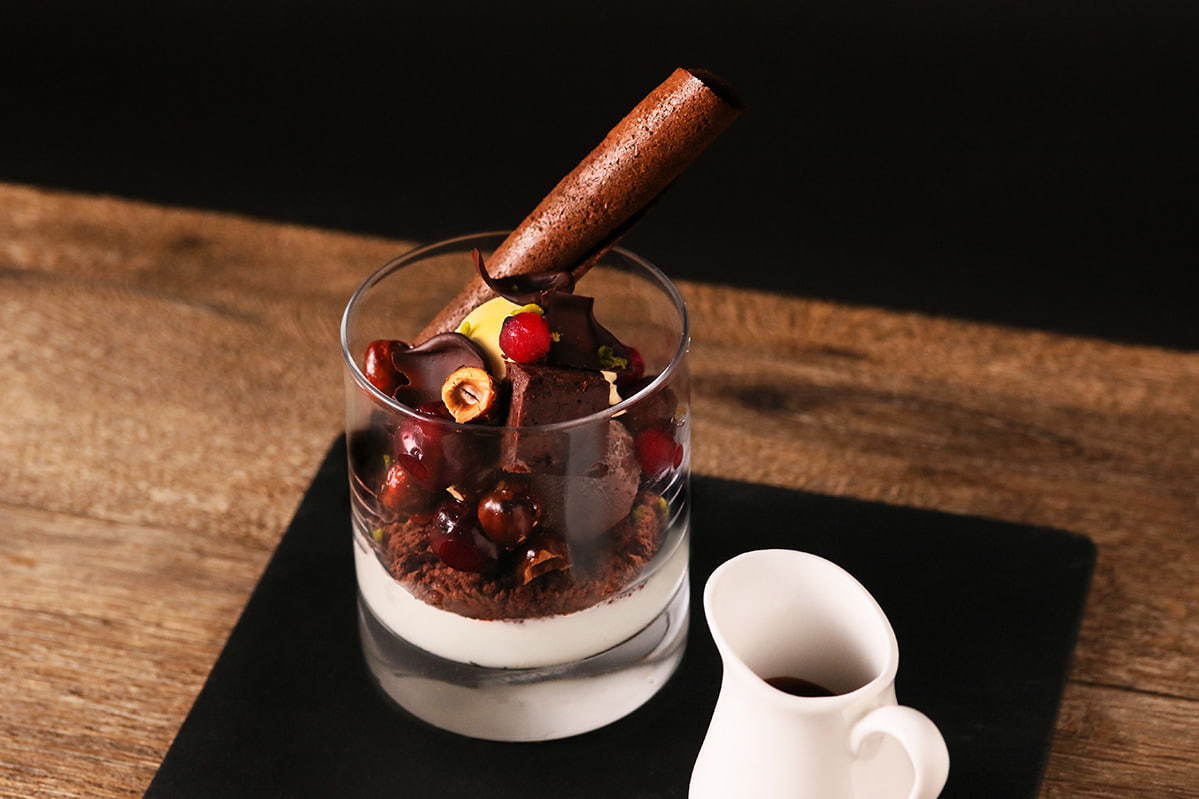 「ベルギーチョコアイスとグリオットチェリーの ショコラパフェ -エスプレッソ香るアフォガード-」1,300円＋税