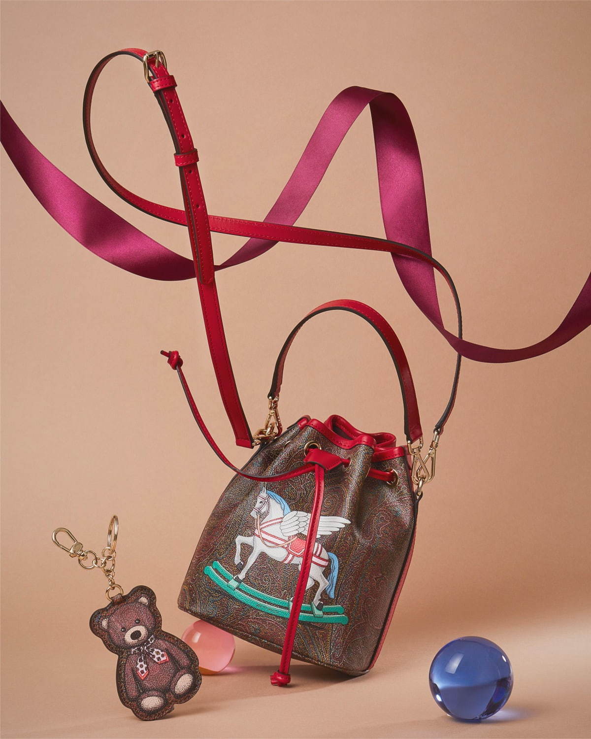 エトロの“テディベア＆ペガサス木馬”など「おもちゃ」モチーフのバッグ 
