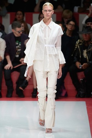 2013年春夏ウィメンズコレクションにみる、シャツ＆ブラウスの着こなし10選｜写真10