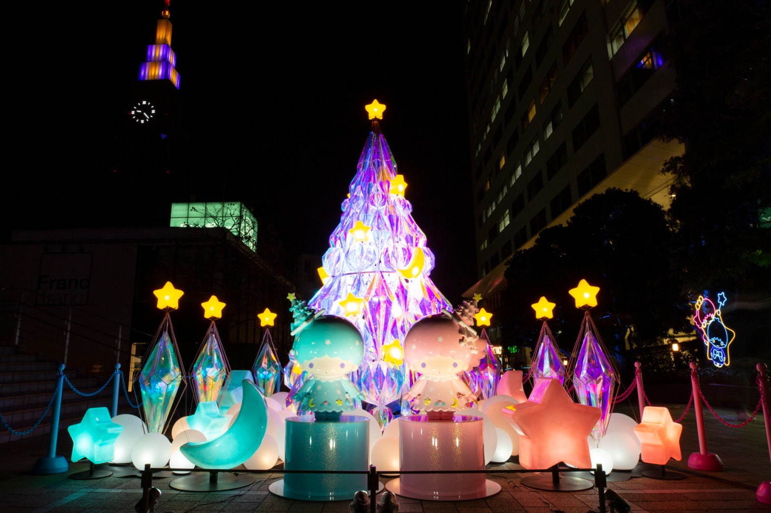 新宿サザンテラス リトルツインスターズ キキ ララカラーのライトアップ 輝く巨大クリスマスツリー ファッションプレス