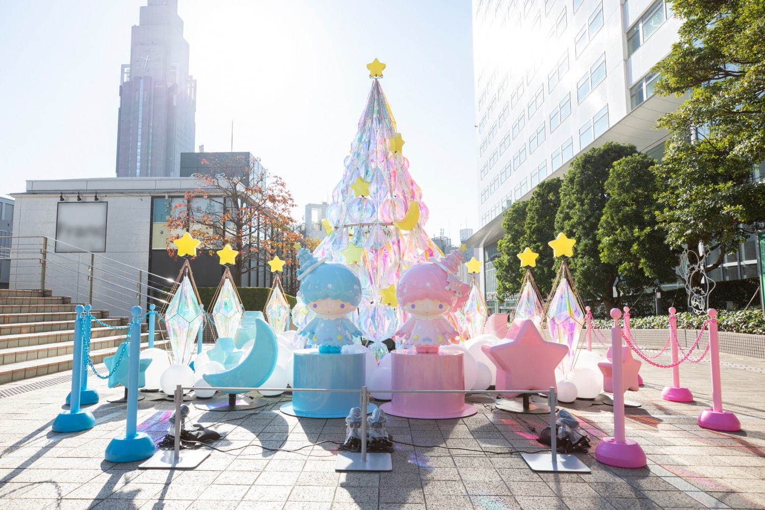 新宿サザンテラス×リトルツインスターズ、キキ＆ララカラーのライトアップ＆輝く巨大クリスマスツリー｜写真11