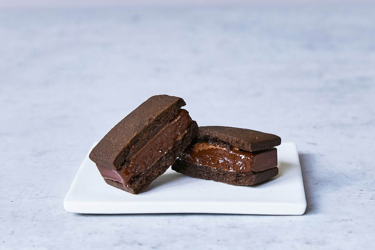 「チョコレートサンドクッキー」2粒/個×4種4個 1,944円(税込)
