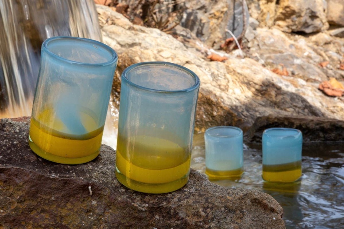 マルニの新作ガラスコレクション、“万華鏡”色彩のグラスや“絵具”のような装飾を施した花瓶