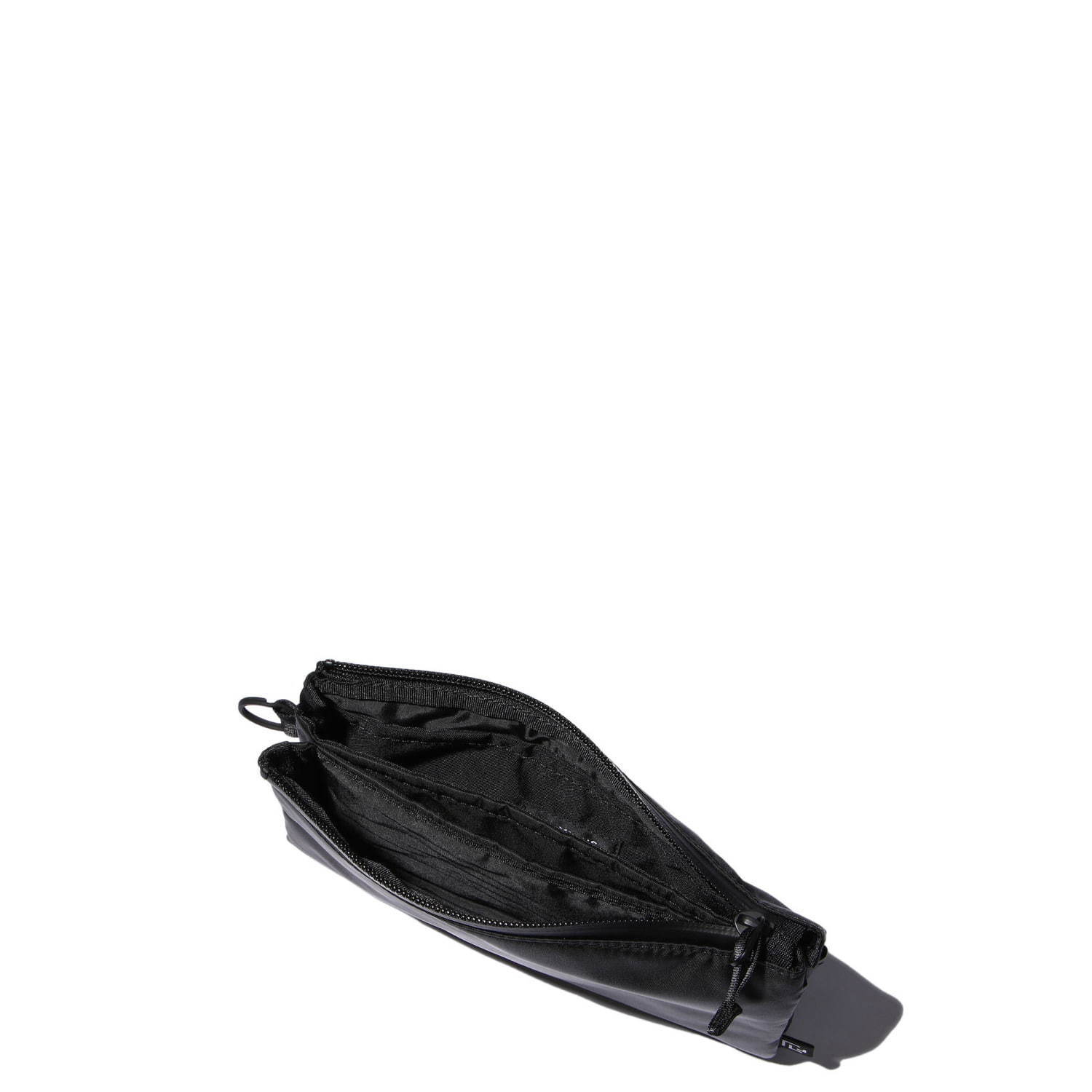 デンハム×ラミダスのバッグ＆財布"オールブラック"のナイロン素材で、2WAY仕様のポーチも｜写真15