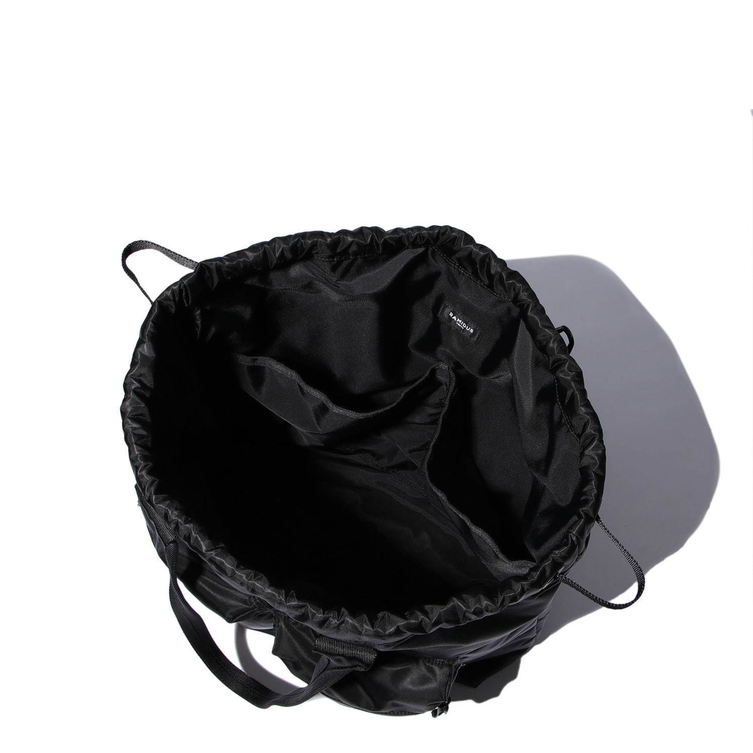 デンハム×ラミダスのバッグ＆財布"オールブラック"のナイロン素材で、2WAY仕様のポーチも｜写真3