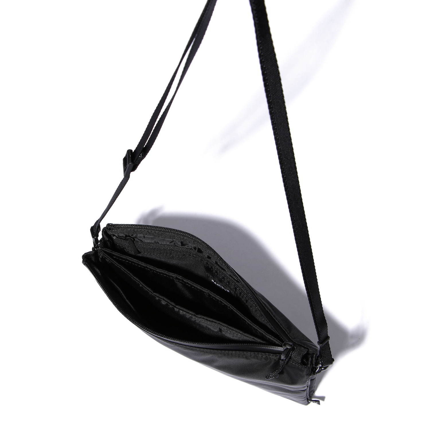 デンハム×ラミダスのバッグ＆財布"オールブラック"のナイロン素材で、2WAY仕様のポーチも｜写真9