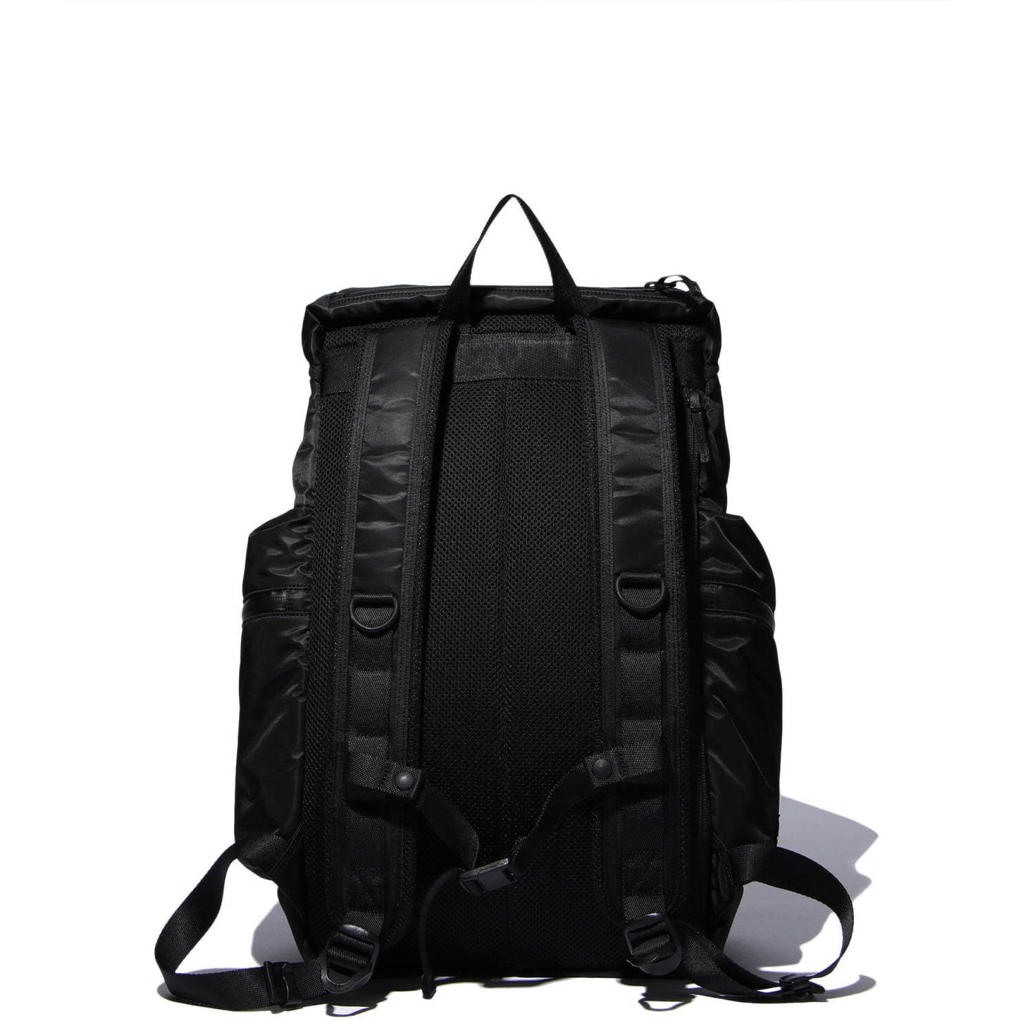 デンハム×ラミダスのバッグ＆財布"オールブラック"のナイロン素材で、2WAY仕様のポーチも｜写真11