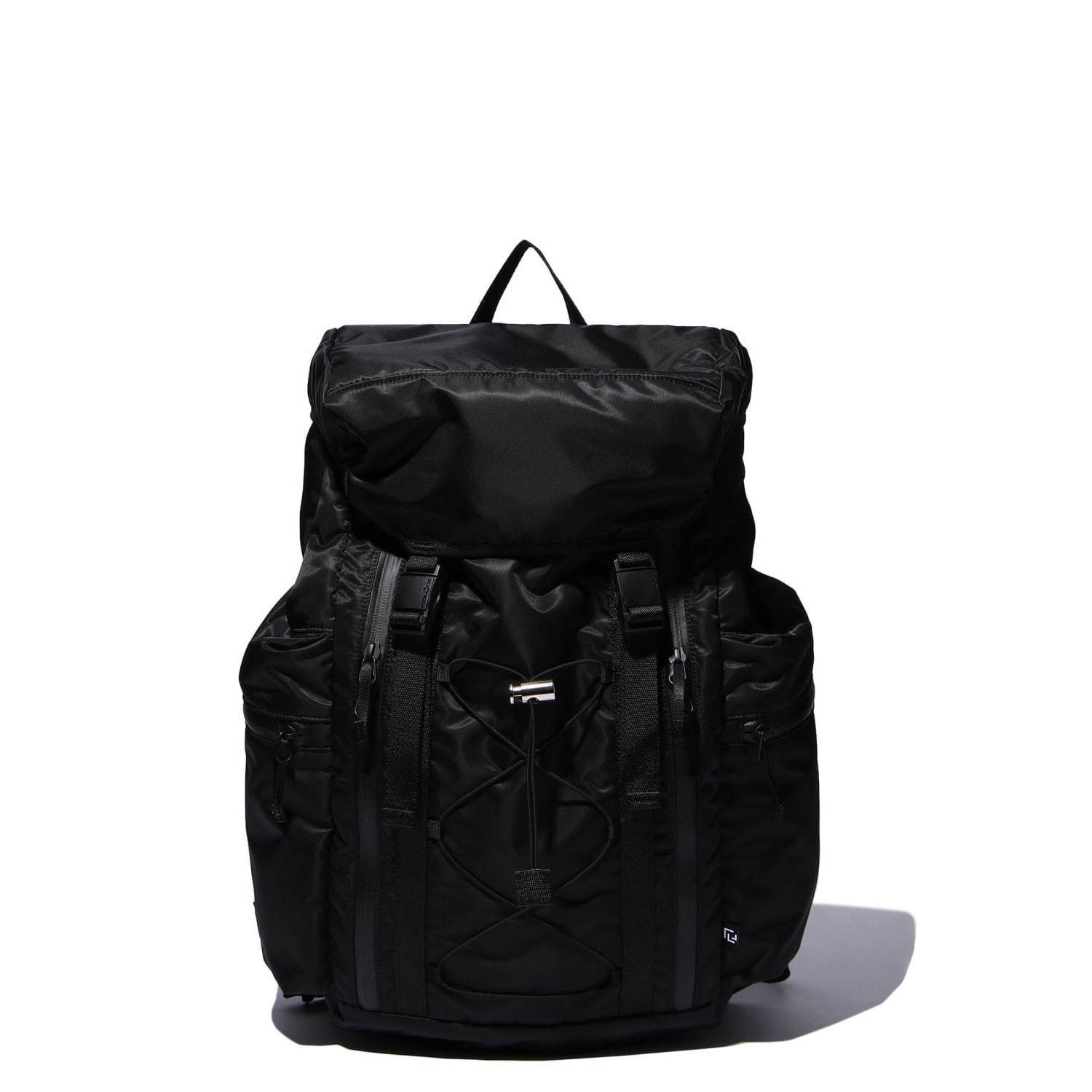 デンハム×ラミダスのバッグ＆財布"オールブラック"のナイロン素材で、2WAY仕様のポーチも｜写真10