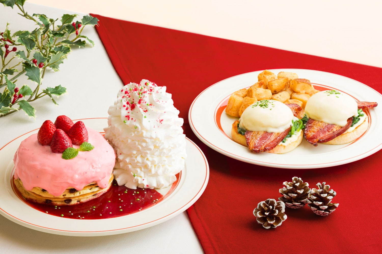左から) 苺のクリスマスパンケーキ 1,480円＋税、イベリコ豚のエッグスベネディクト 1,380円＋税