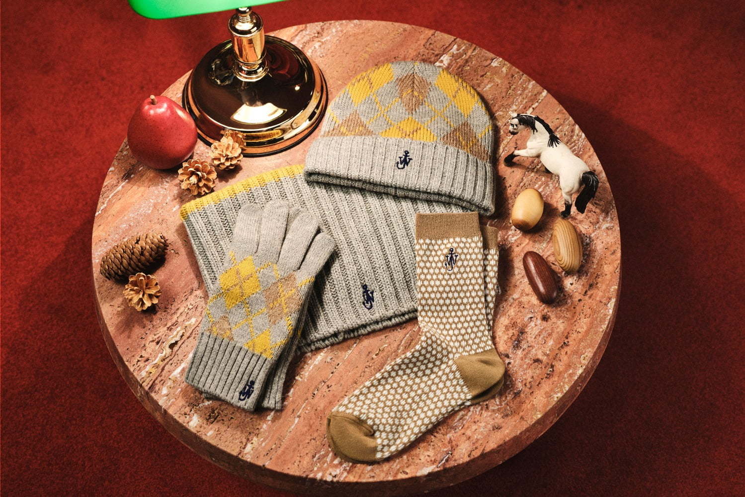 ユニクロ×JW アンダーソン初のクリスマスアイテム、英国風ヒートテック素材の冬小物