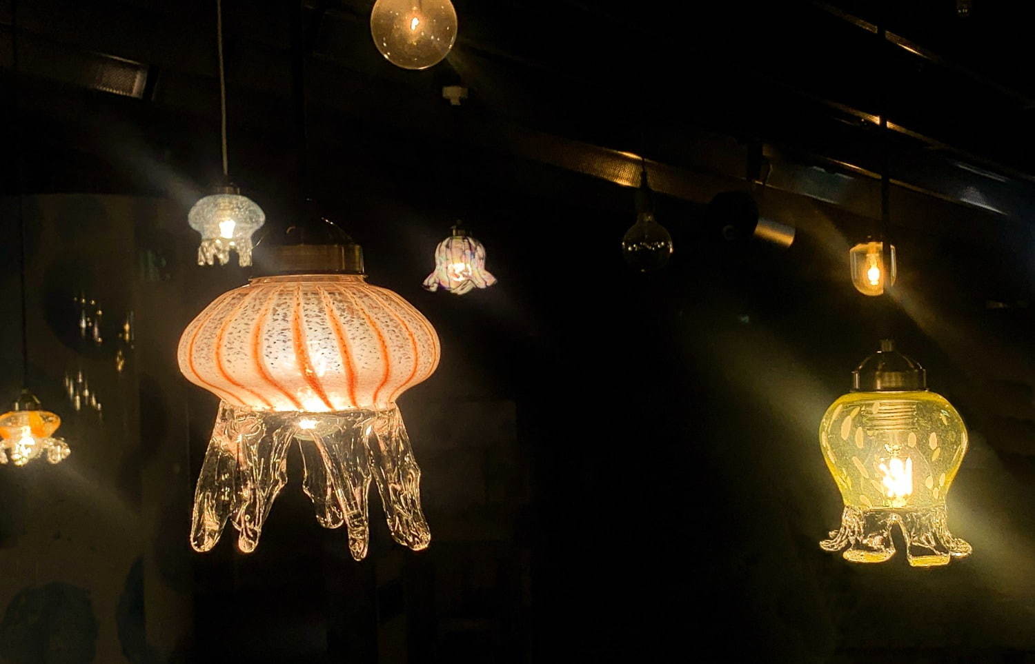京都水族館の冬イベント、クラゲ15種を象ったガラスランプの光の空間＆幻想的なクラゲの映像演出も｜写真1