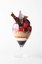 エンポリオ アルマーニ カフェ 青山、“スパイス香りたつ”鮮やかベリーの限定パフェ｜写真1