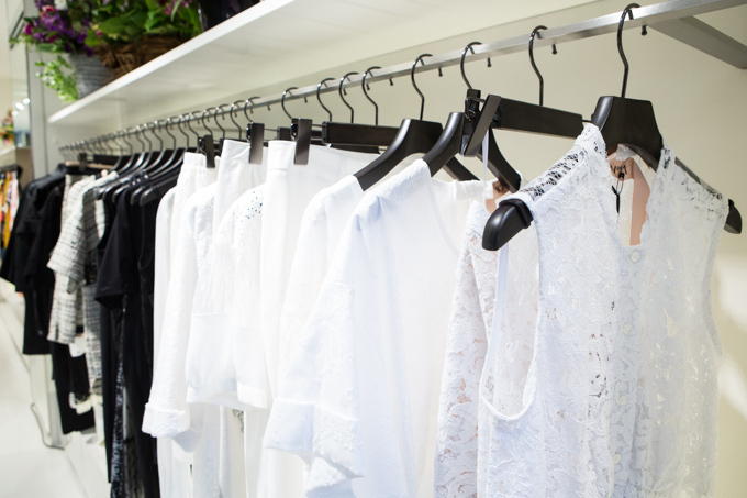 セレクトショップIZAが関東初進出、南青山に新店舗 - バルマン、マックイーンなど展開＆ヌメロの限定アイテムも｜写真6