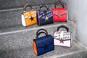 サマンサベガ×「エヴァンゲリオン」が初コラボ、機体カラーのバッグ＆ロンギヌスの槍ピアスなど