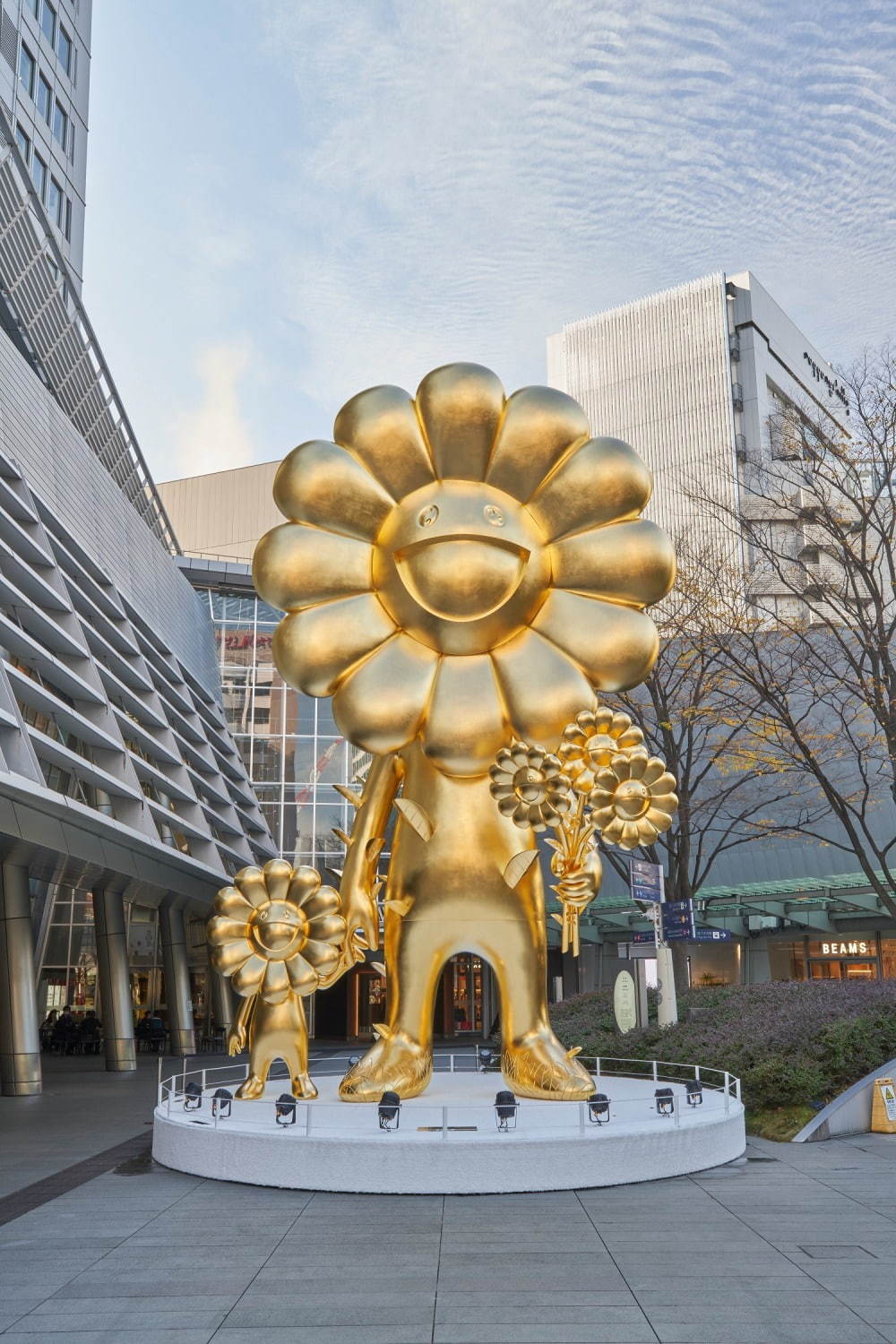村上隆×六本木ヒルズのコラボ、金色に輝く約10mの巨大彫刻《お花の親子