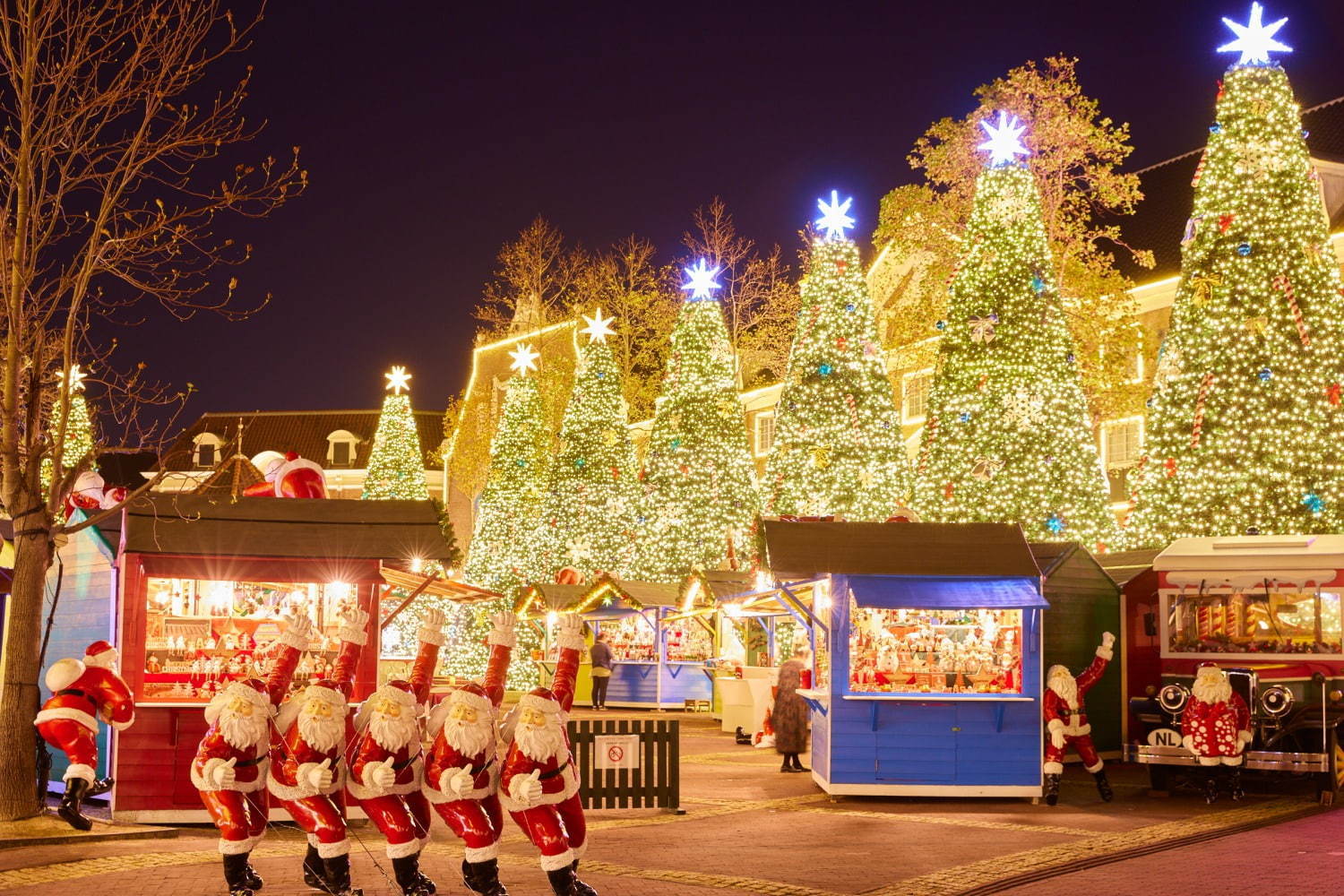 ハウステンボス「光の街のクリスマス」イルミネーション輝くクリスマスタウンや夜空を彩る花火｜写真1