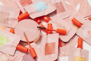 ニコアンド初のコスメ「ティニーティニー」ミニパウチ入りの“毎日きがえる”アイシャドウ＆リップ