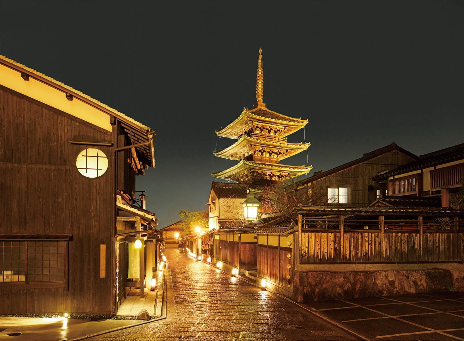 法観寺(八坂の塔)
写真提供：京都・花灯路推進協議会