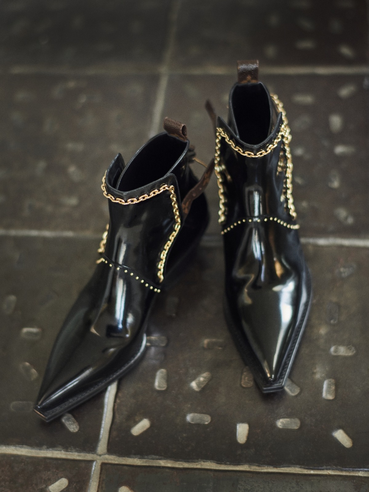 ルイ・ヴィトンの新作ブーツ、モノグラム・フラワー型ヒールやジュエリー風ゴールドチェーンがポイントに - ファッションプレス
