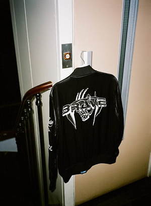 ディーゼルのクリスマス、鮮やかなペイントのデニムジャケット＆ベルベット風デニムスカート｜写真41