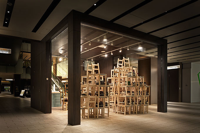 イソップ、木の椅子を積み上げて作った2ヶ月限定ストア-東京ミッドタウン｜写真1