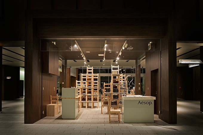 イソップ、木の椅子を積み上げて作った2ヶ月限定ストア-東京ミッドタウン コピー