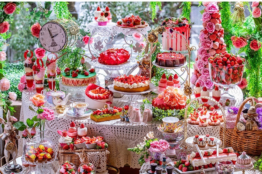 不思議の国のアリス｜ヒルトン東京「不思議の国のアリス」着想の苺スイーツブッフェ、ハートの女王の“立ち襟”ケーキなど