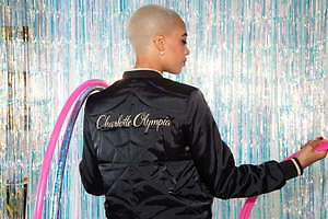 プーマ × シャーロット オリンピア、リボン＆フリル付きスニーカーや“ネコ”刺繍バッグなど