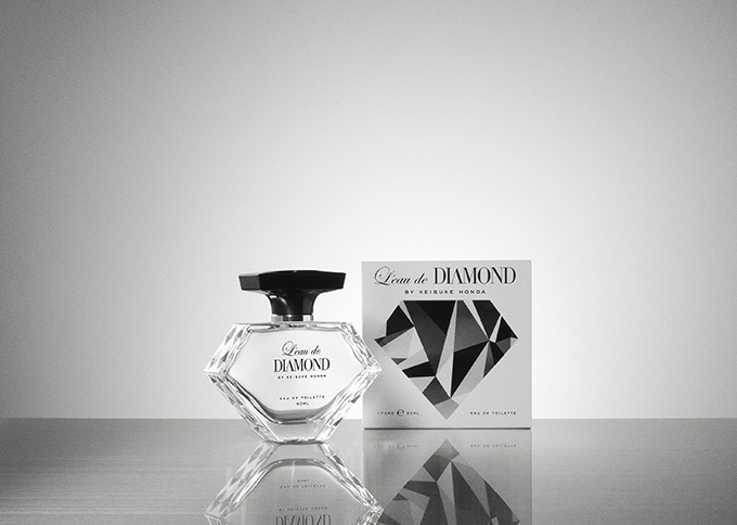 サッカー日本代表 本田圭佑プロデュースの香水 - ボトルにダイアモンドが付いた限定版も | 写真