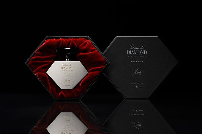 サッカー日本代表 本田圭佑プロデュースの香水 - ボトルにダイアモンドが付いた限定版も | 写真
