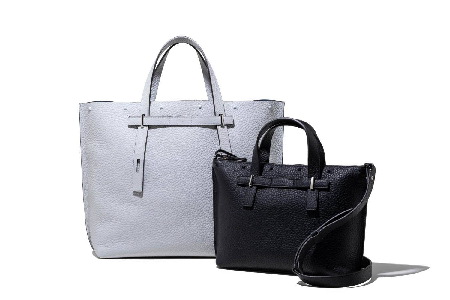 左) FURLA MAN GIOVE XL カジュアルトート 70,000円＋税
サイズ：W48xH35xD17cm
右) FURLA MAN GIOVE M トート 54,000円＋税
サイズ：W28xH22xD10.5cm
※画像はフロント上部にスタッズカスタマイズを行ったもの。