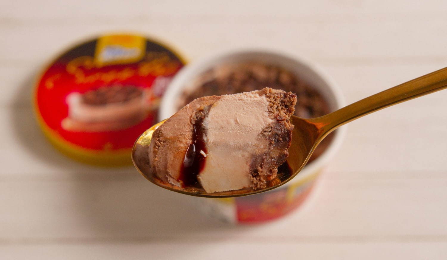 「明治 エッセル スーパーカップ」4層仕立て“ガトーショコラ”味アイス、とろりチョコ風味ソースをイン｜写真3
